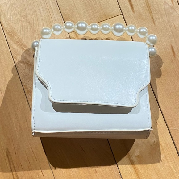 White purse with faux pearl wrist - Picture 1 of 5